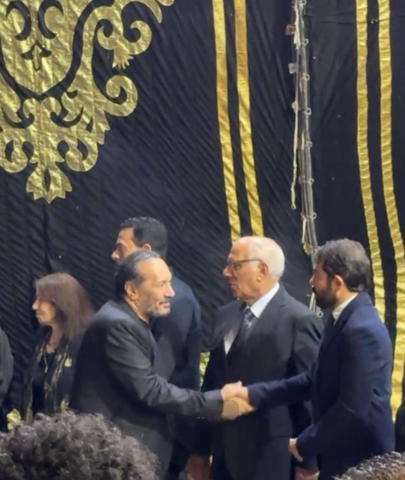 علي الحجار وسلوى محمد علي يقدمان واجب العزاء بأرملة سيد مكاوي بمسجد مكرم