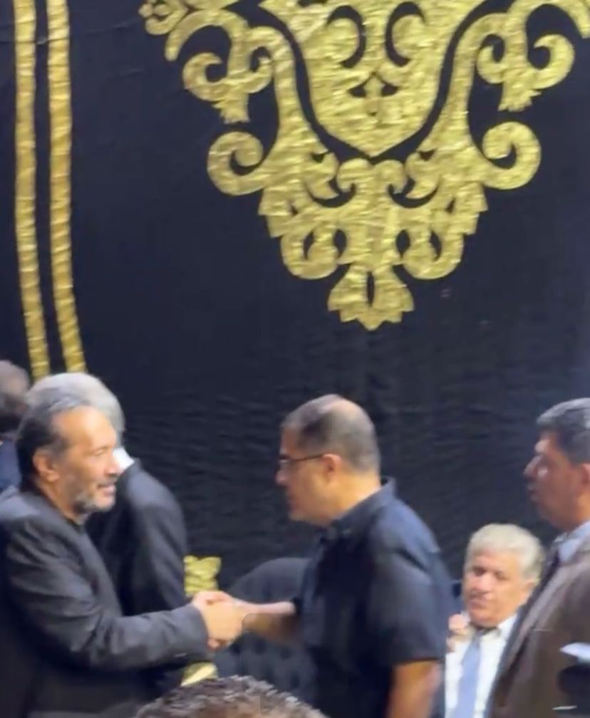 علي الحجار وسلوى محمد علي يقدمان واجب العزاء بأرملة سيد مكاوي بمسجد مكرم