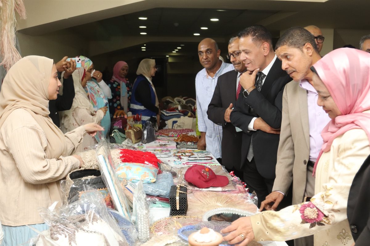 أحد المعارض المشاركة في مسرح المواجهة والتجوال