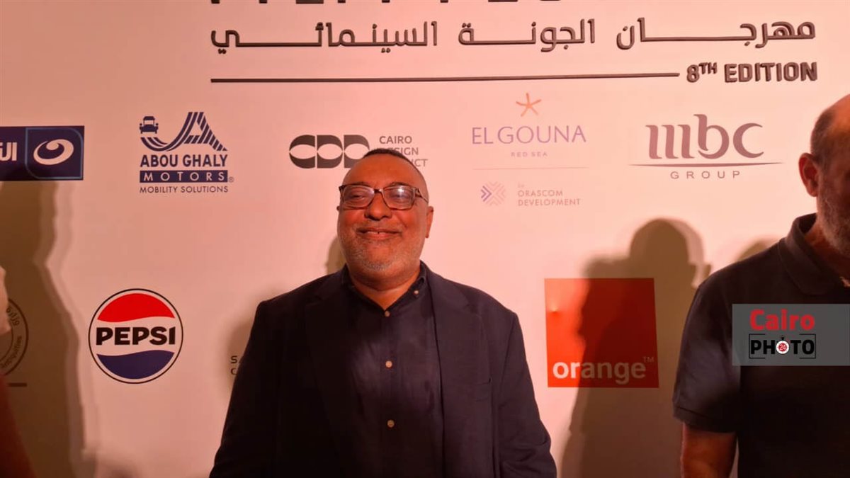الكاتب والسيناريست عبد الرحيم كمال أول الحضور في المؤتمر الصحفي للدورة الـ 8 من مهرجان الجونة السينمائي