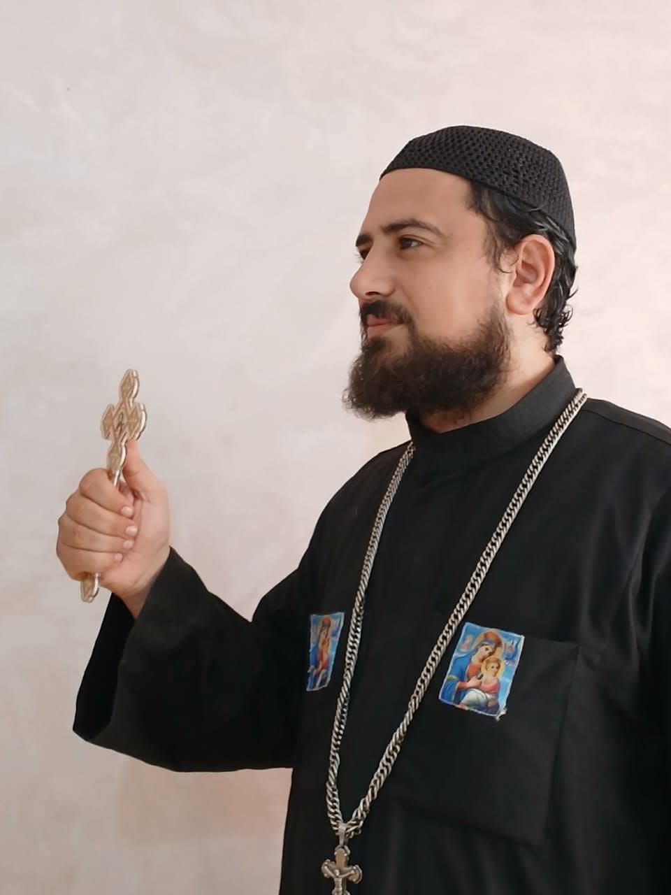 منتحل صفة كاهن قبطي.. الكنيسة تحذر الأقباط من التعامل مع القس بولس فرج الله