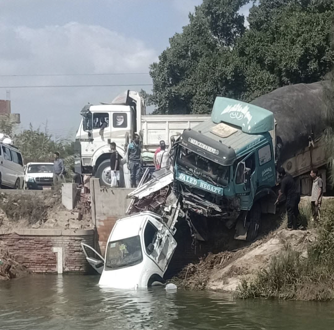 حادث تصادم سيارتين بطريق أبو المطامير - دمنهور بالبحيرة