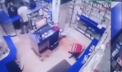 <strong>سيدة على أحد الأشخاص داخل صيدلية بالشرقية</strong>