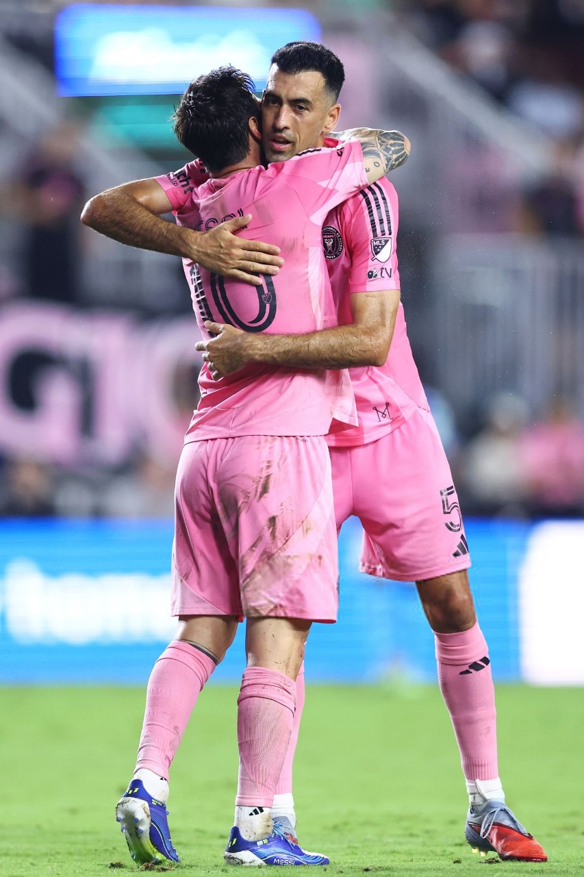 ميسي يتلقي التهنئة 