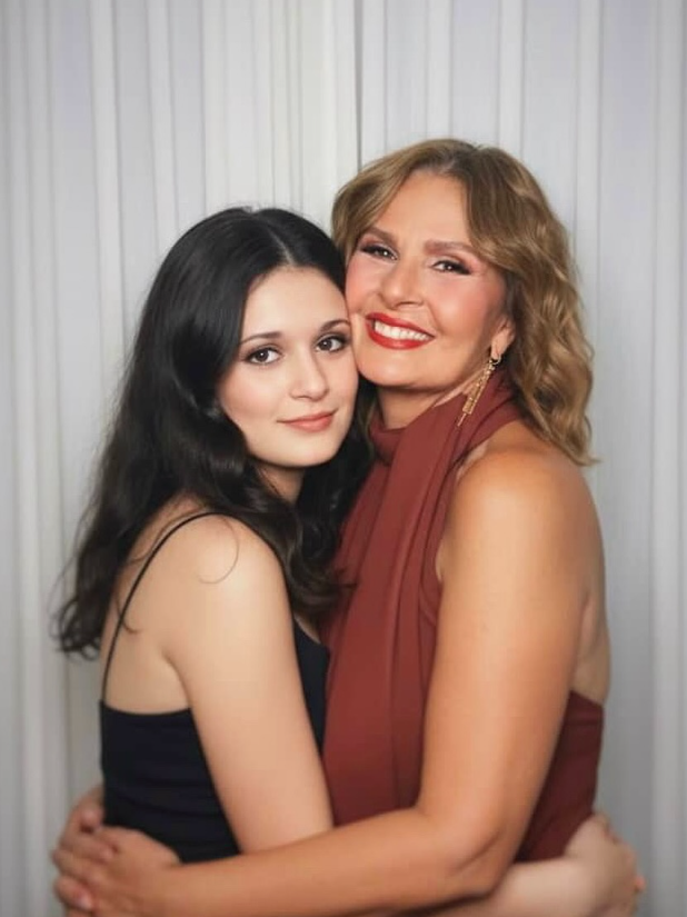 الفنانة يسرا