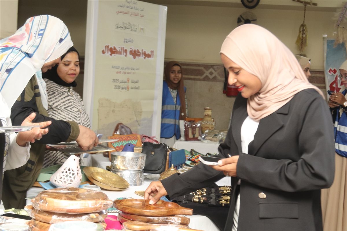 أحد المعارض المشاركة في مسرح المواجهة والتجوال