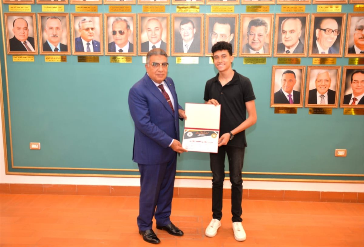 محافظ الدقهلية يكرّم الطالب مروان المغازي الأول على مستوى المحافظة في الدبلوم الفني الصناعي