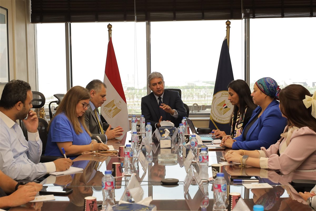 وزير السياحة يلتقي مجموعة من المؤثرين