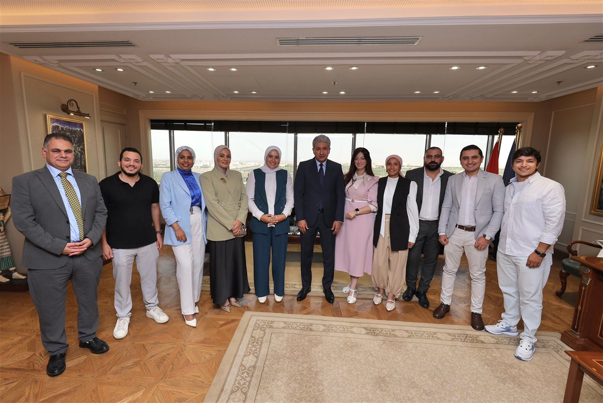 وزير السياحة يلتقي مجموعة من المؤثرين