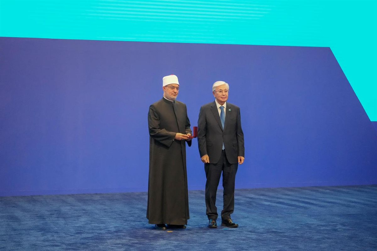 الرئيس الكازاخي يكرم مفتي الجمهورية ويمنحه وسام الشرف تقديرًا لجهوده في تعزيز الحوار بين الأديان ونشر ثقافة السلام