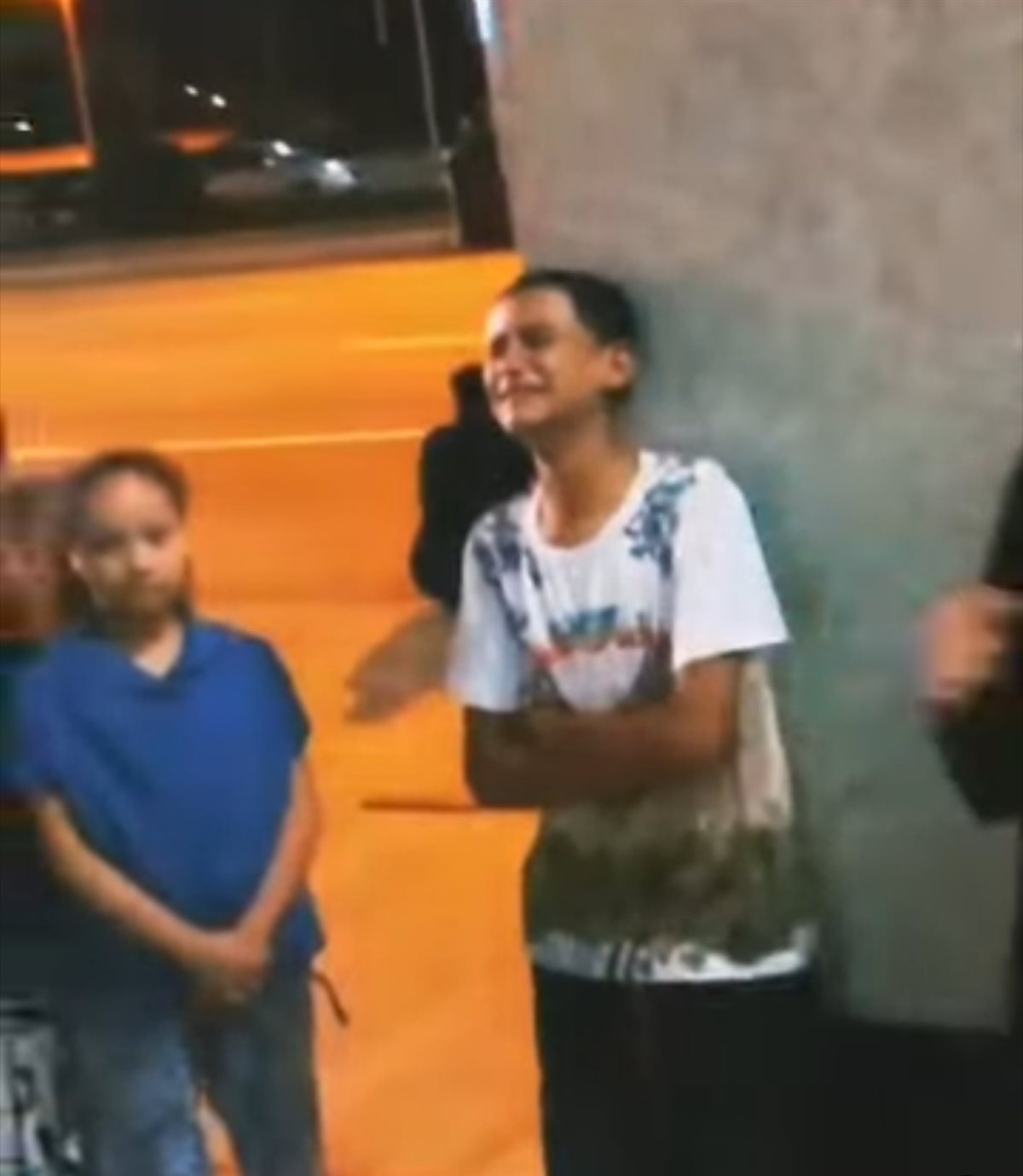 صغير يبكى بحرقة في مطار الأقصر الدولي شوقا للنبي