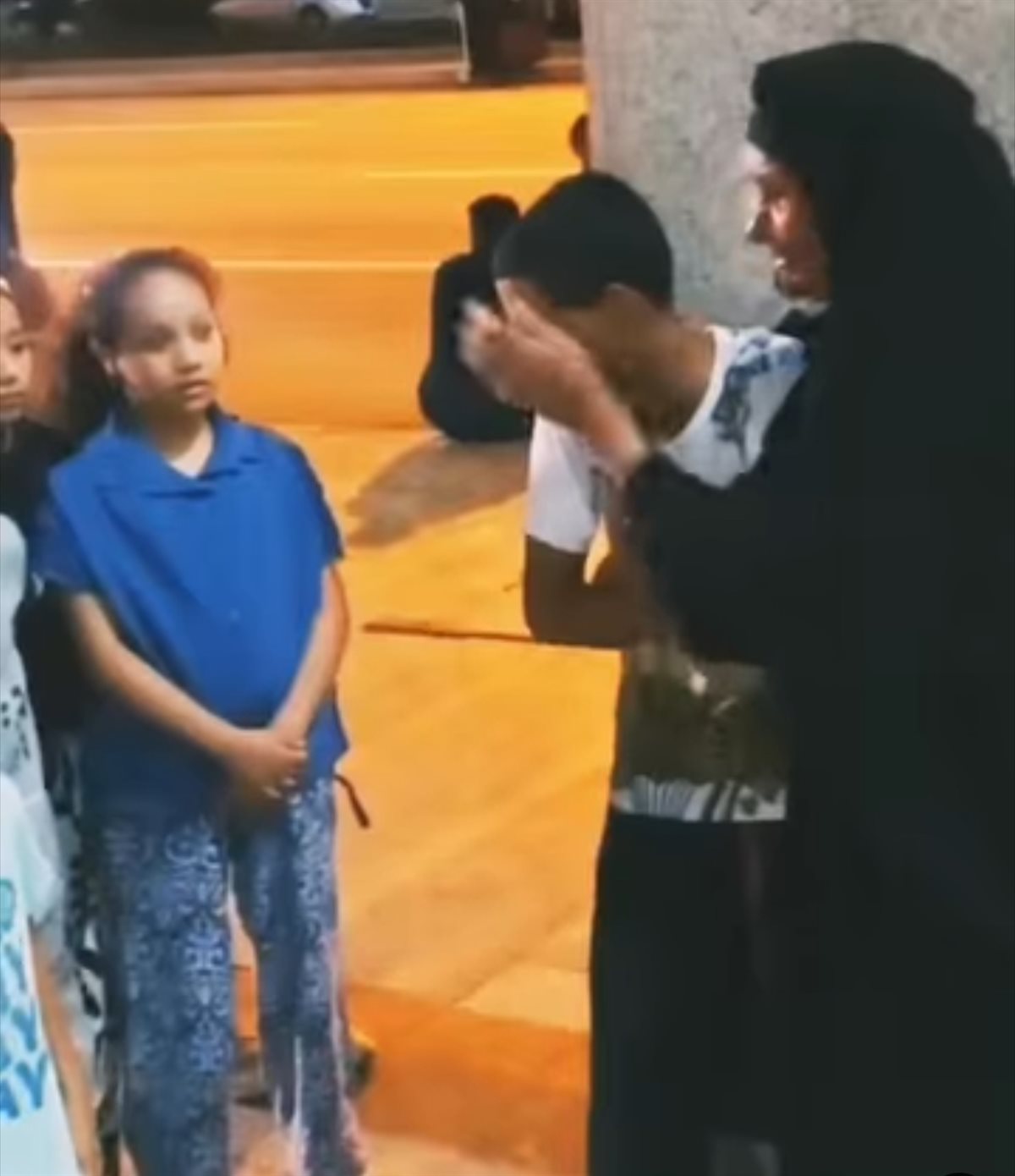 صغير يبكى بحرقة في مطار الأقصر الدولي شوقا للنبي