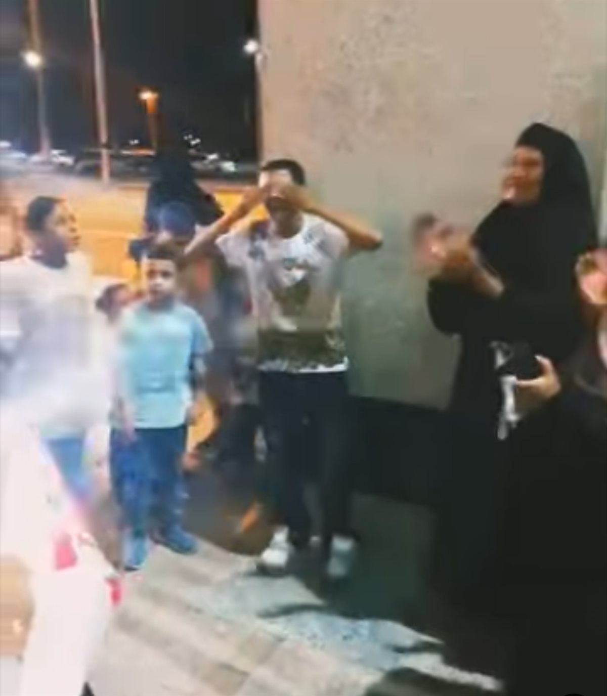 صغير يبكى بحرقة في مطار الأقصر الدولي شوقا للنبي