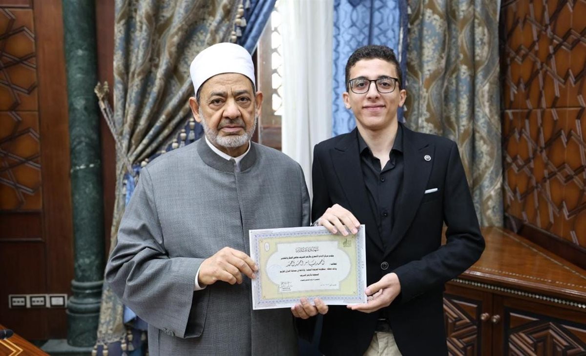 الإمام الأكبر يكرِّم الطلاب الأوائل في حفظ الخريدة البهية