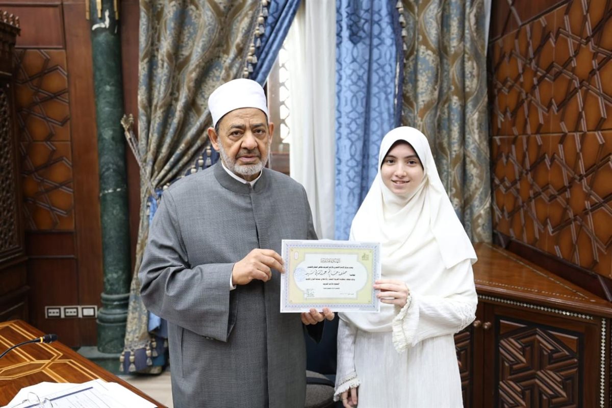 الإمام الأكبر يكرِّم الطلاب الأوائل في حفظ الخريدة البهية