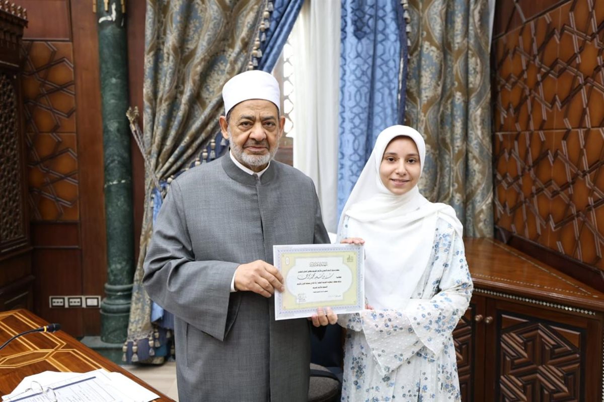 الإمام الأكبر يكرِّم الطلاب الأوائل في حفظ الخريدة البهية