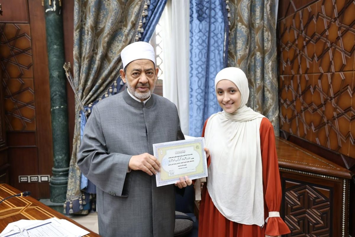 الإمام الأكبر يكرِّم الطلاب الأوائل في حفظ الخريدة البهية