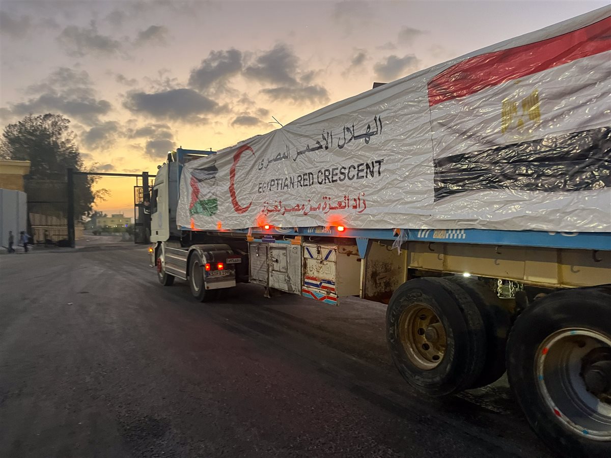 الهلال الأحمر المصري يرسل مساعدات غذائية لأشقائنا في غزة