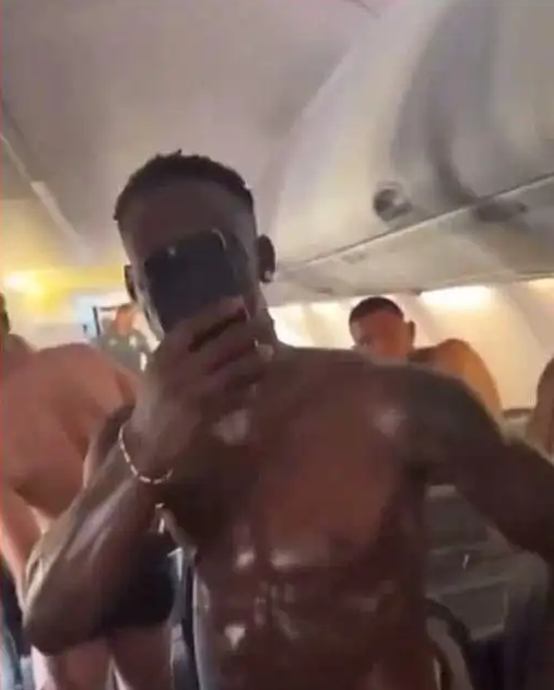 <strong>لاعبو موناكو يُجبرون على التجرد من ملابسهم في الطائرة</strong>