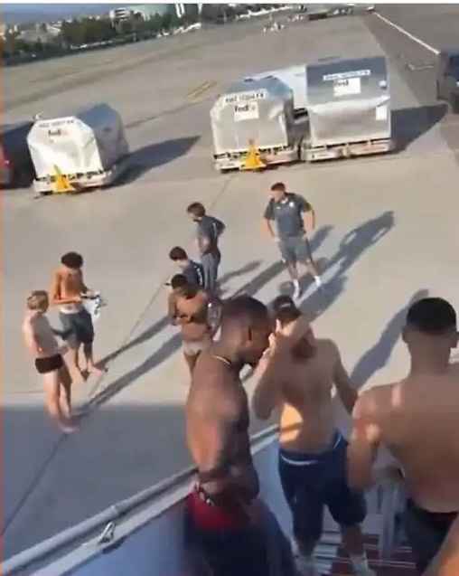 <strong>لاعبو موناكو يُجبرون على التجرد من ملابسهم في الطائرة</strong>