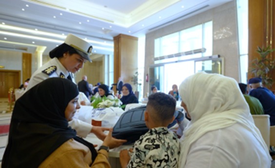  الداخلية توزيع حقائب ومستلزمات مدرسية 