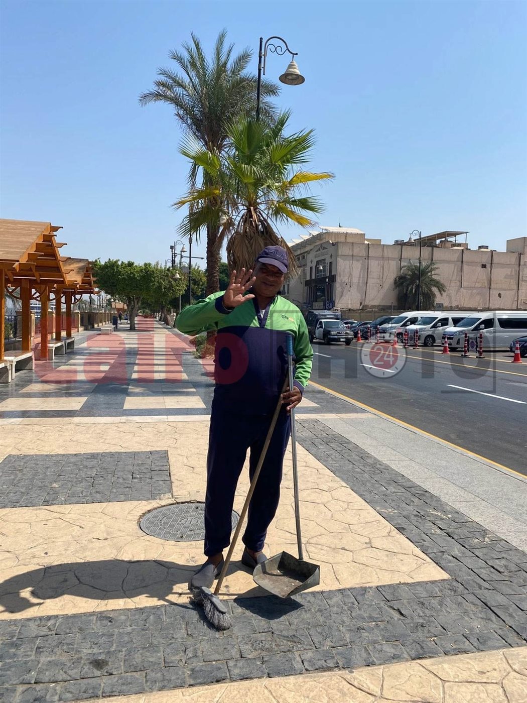 عمال النظافة يعبرون عن سعادتهم في إظهار الأقصر في أبهى صورة