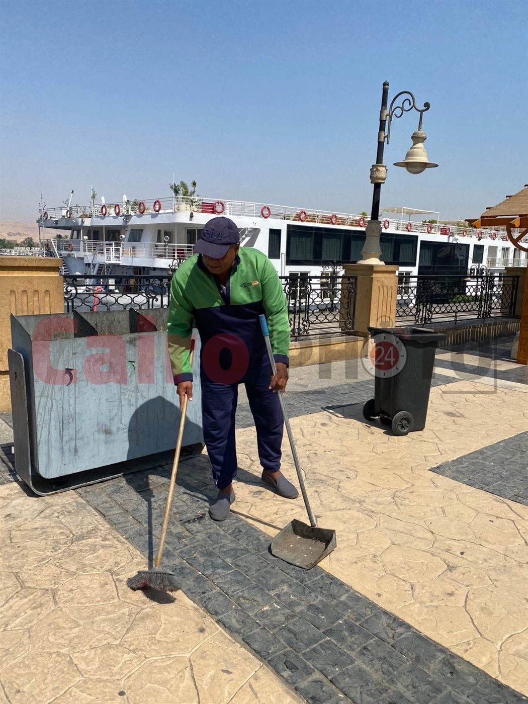 عمال النظافة يعبرون عن سعادتهم في إظهار الأقصر في أبهى صورة
