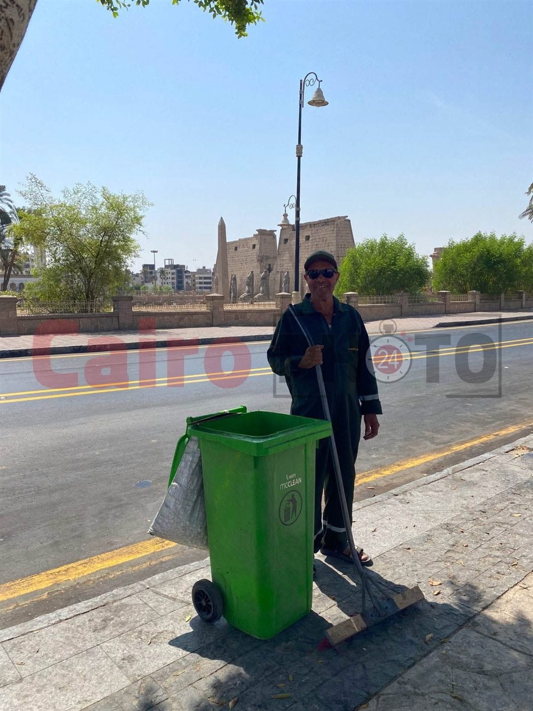 عمال النظافة يعبرون عن سعادتهم في إظهار الأقصر في أبهى صورة