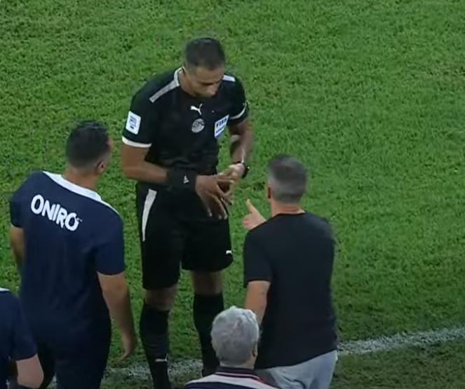 رد فعل يانيك فيريرا بعد حصوله على بطاقة صفراء في مباراة الزمالك والإسماعيلي