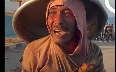  نازح بغزة يحمل ما تبقى من أشيائه ويبكي على حاله وأطفاله