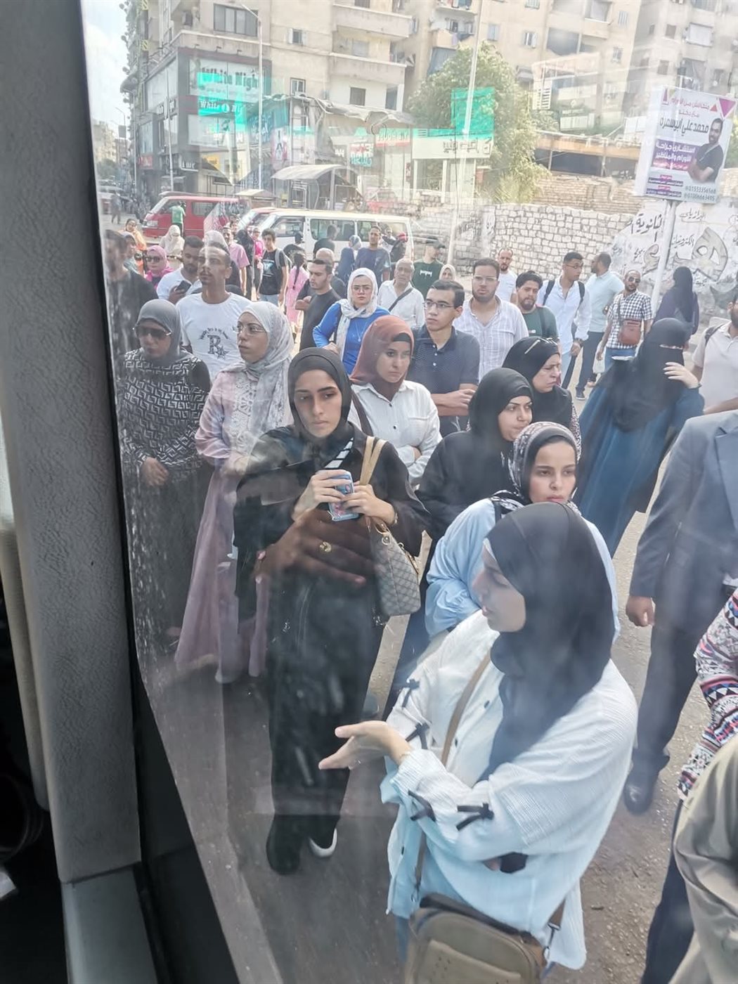 انتظار لوصول الاتوبيسات 