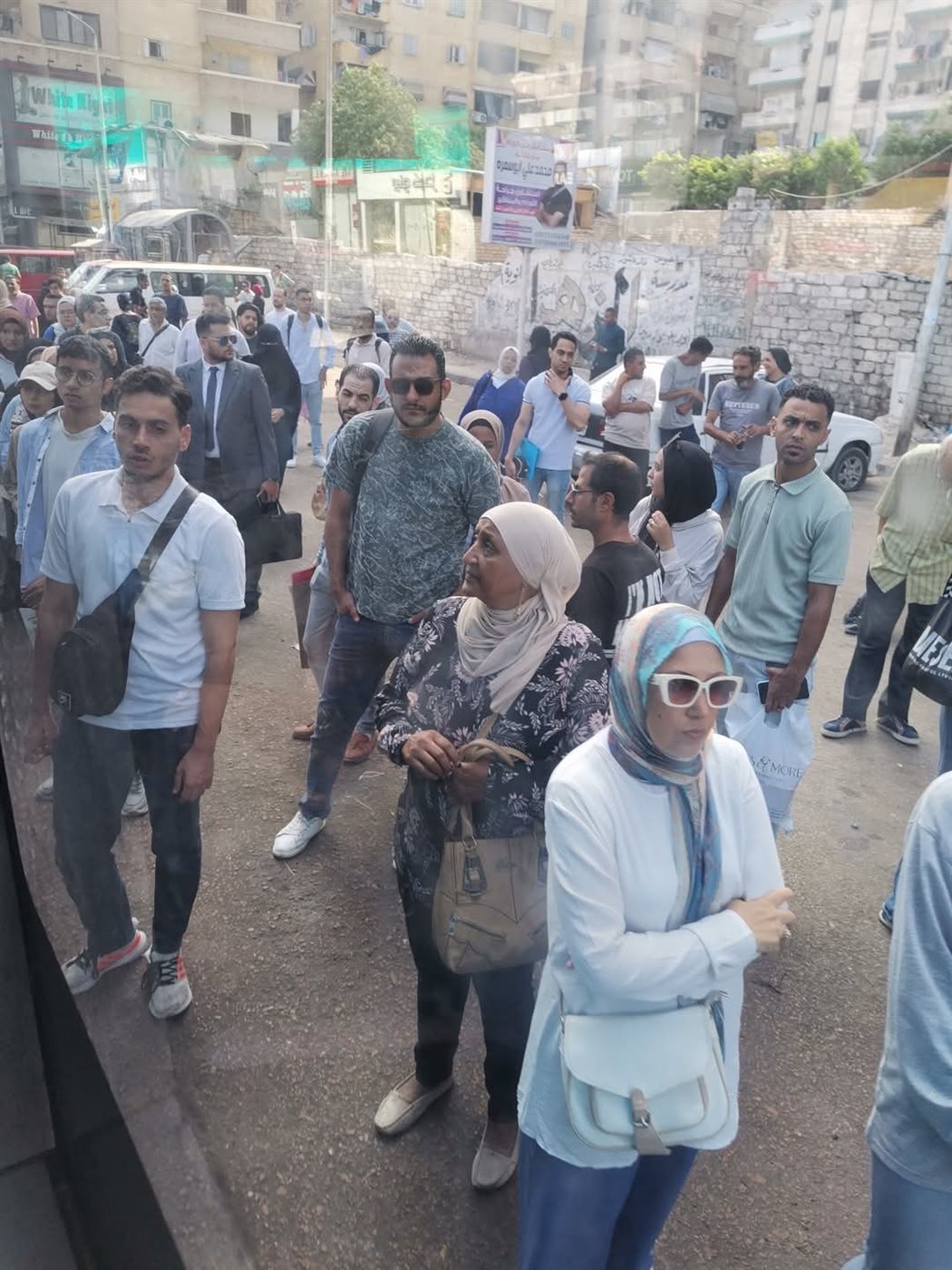 تكدس وانتظار لوصول الاتوبيسات 