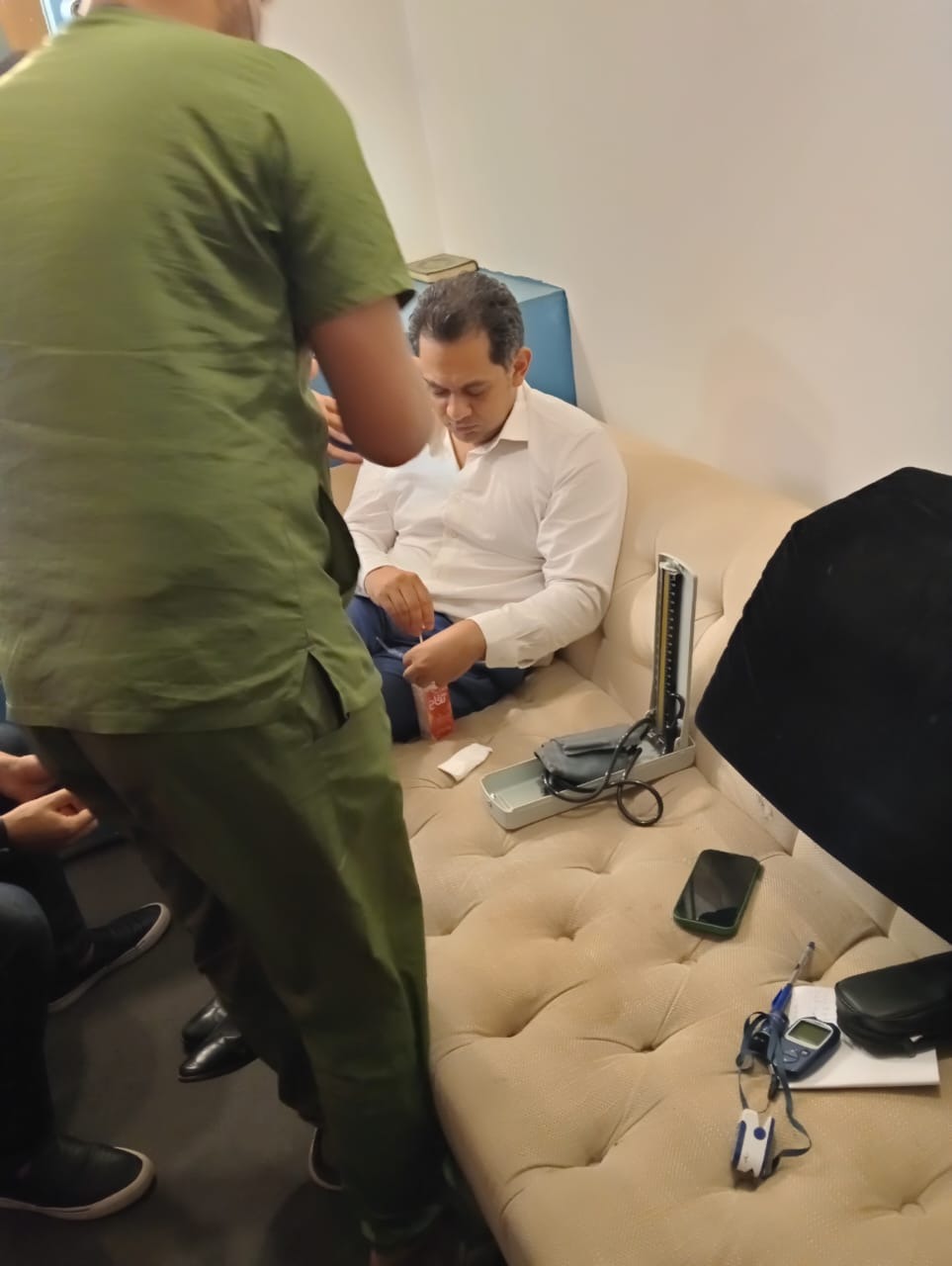 نقل الإعلامي حسام الدين حسين إلى المستشفى بعد تعرضه لوعكة صحية في الفاصل أثناء تقديمه برنامج 90 دقيقة