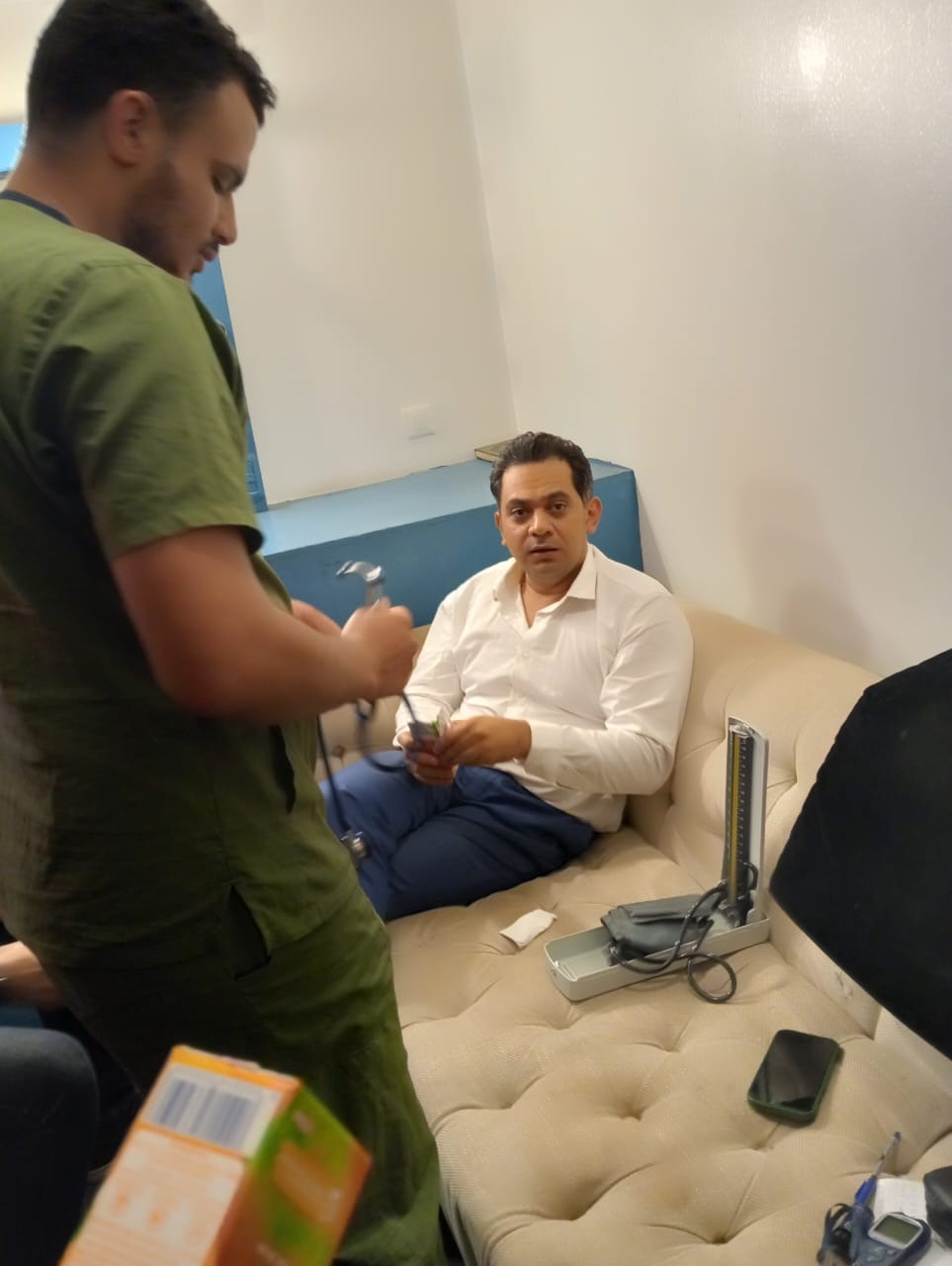 نقل الإعلامي حسام الدين حسين إلى المستشفى بعد تعرضه لوعكة صحية في الفاصل أثناء تقديمه برنامج 90 دقيقة