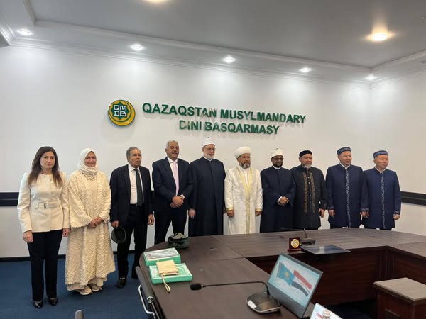 مستشارة شيخ الأزهر للوافدين ضمن وفد الأزهر في زيارة دار الإفتاء بكازاخستان<br alt=