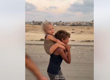 فيديو مؤثر لطفل نازح يحمل شقيقته في غزة يثير تعاطف مواقع التواصل