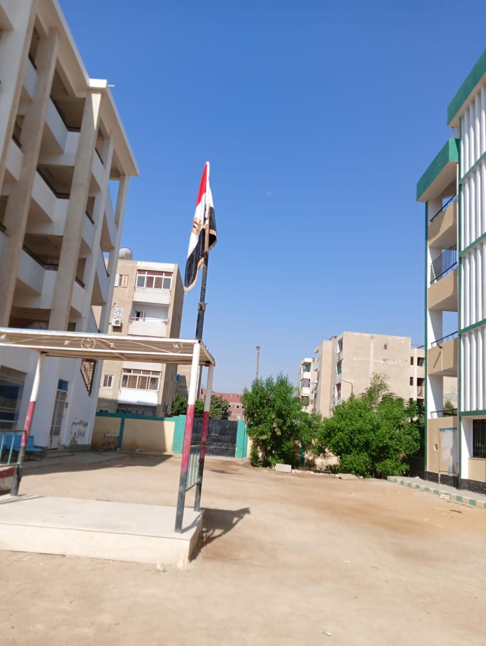 التأكد من نظافة أفنية المدارس