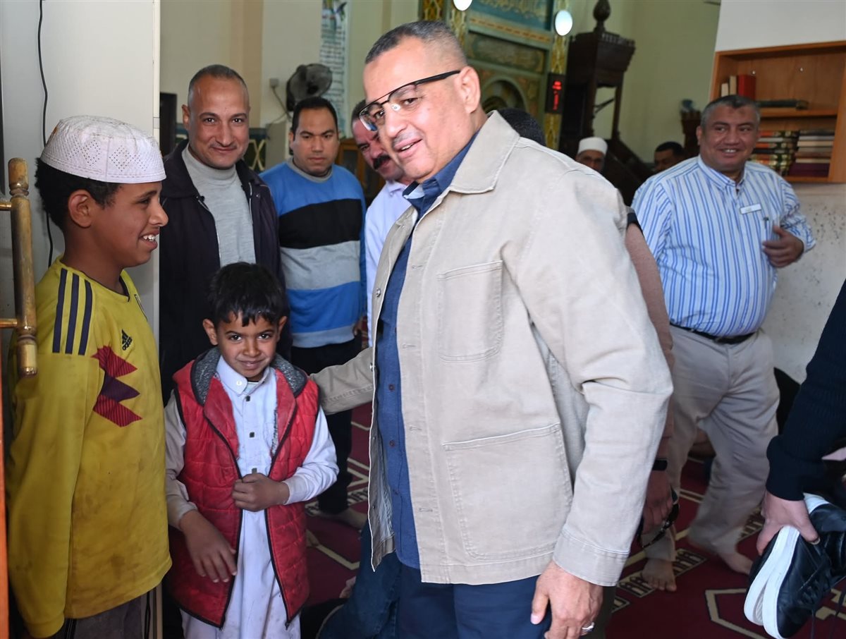 محافظ جنوب سيناء يلتقي بالعديد من السائحين بشرم الشيخ 