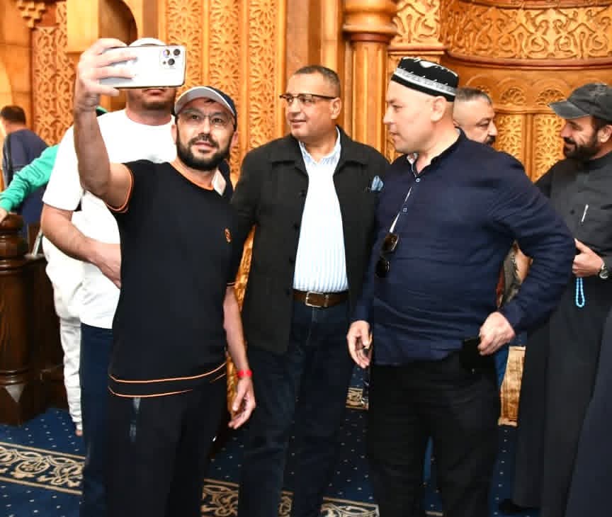 محافظ جنوب سيناء يلتقي بالعديد من السائحين بشرم الشيخ 