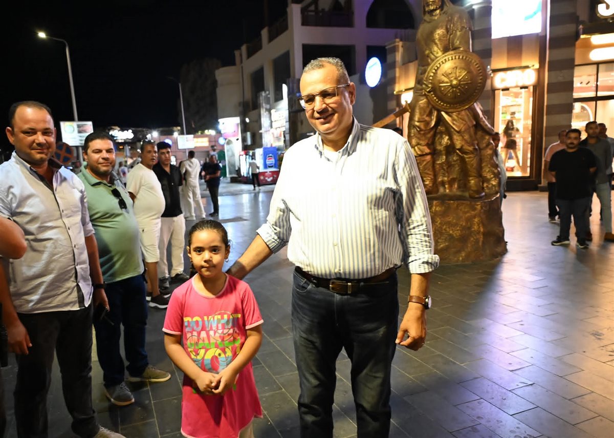 محافظ جنوب سيناء يلتقي بالعديد من السائحين بشرم الشيخ 