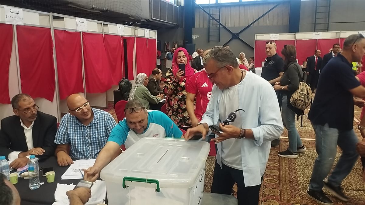 خالد مرتجي يدلي بصوته في الجمعية العمومية للأهلي