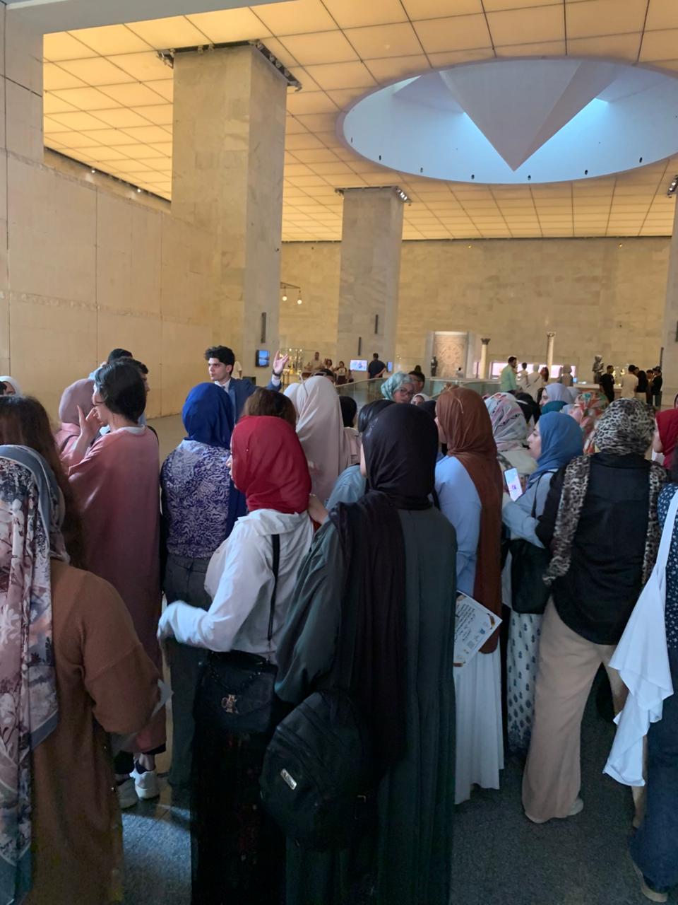 جولة ميدانية لطلاب رواد الحضارة داخل معامل ترميم المتحف القومي للحضارة 