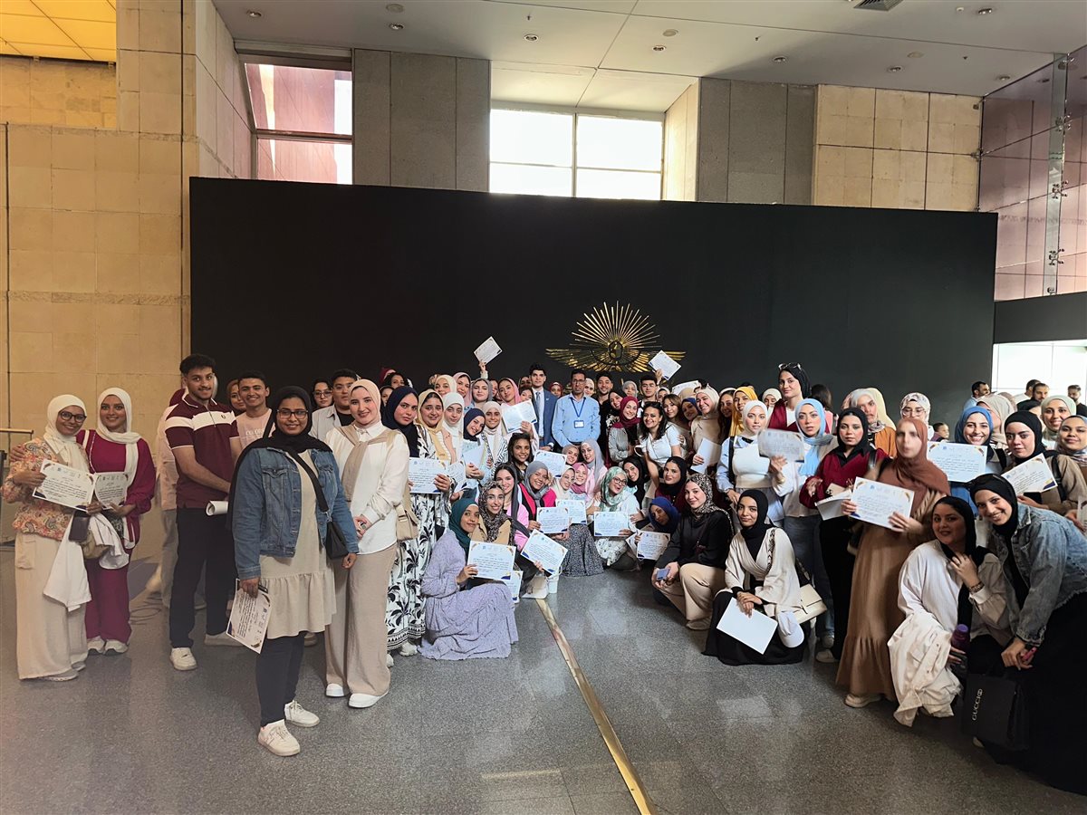 جولة ميدانية لطلاب رواد الحضارة داخل معامل ترميم المتحف القومي للحضارة 