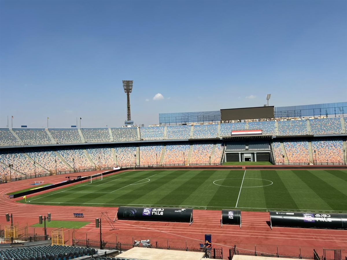 <strong>وزير الرياضة يتفقد ستاد القاهرة قبل استئناف مباريات الدوري</strong>