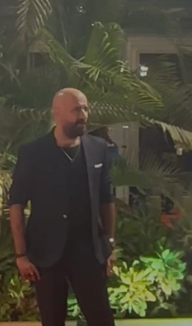 بـ لوك الدشاش.. محمد سعد يتألق على ريد كاربت حفل توزيع جوائز دير جيست