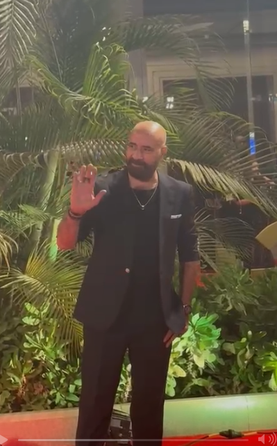 بـ لوك الدشاش.. محمد سعد يتألق على ريد كاربت حفل توزيع جوائز دير جيست