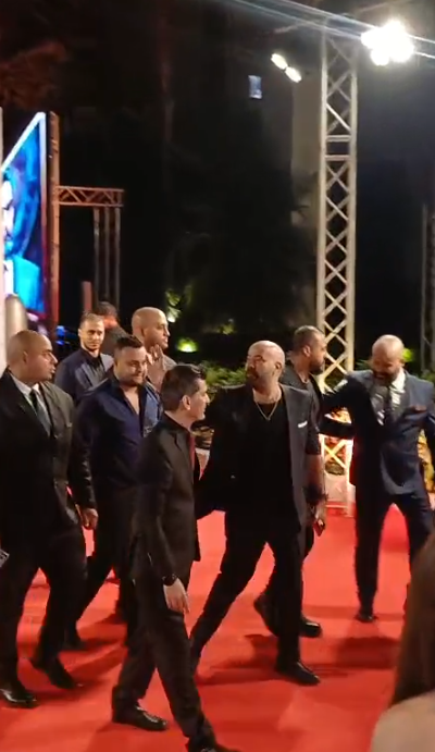 بـ لوك الدشاش.. محمد سعد يتألق على ريد كاربت حفل توزيع جوائز دير جيست