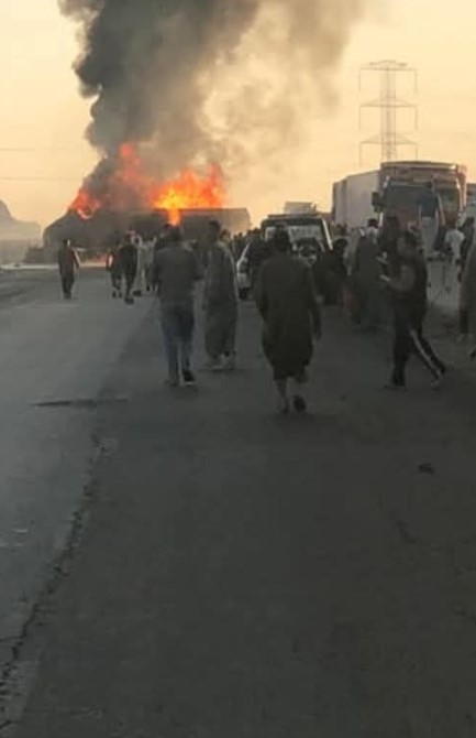 حريق سيارة مواد بترولية يشل حركة المرور على الطريق الإقليمي