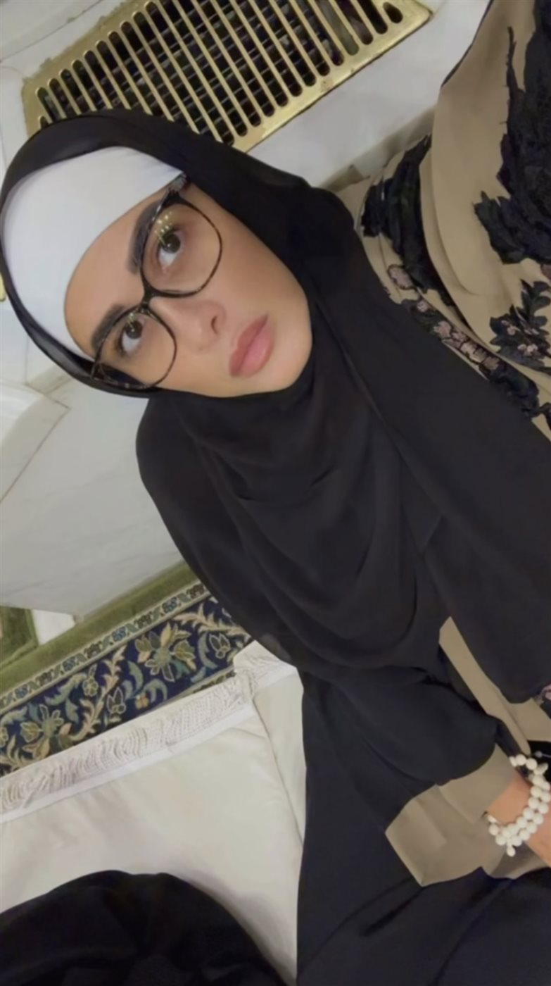 ياسمين عبد العزيز تتصدر التريند بعد ظهورها المؤثر في الحرم المكي