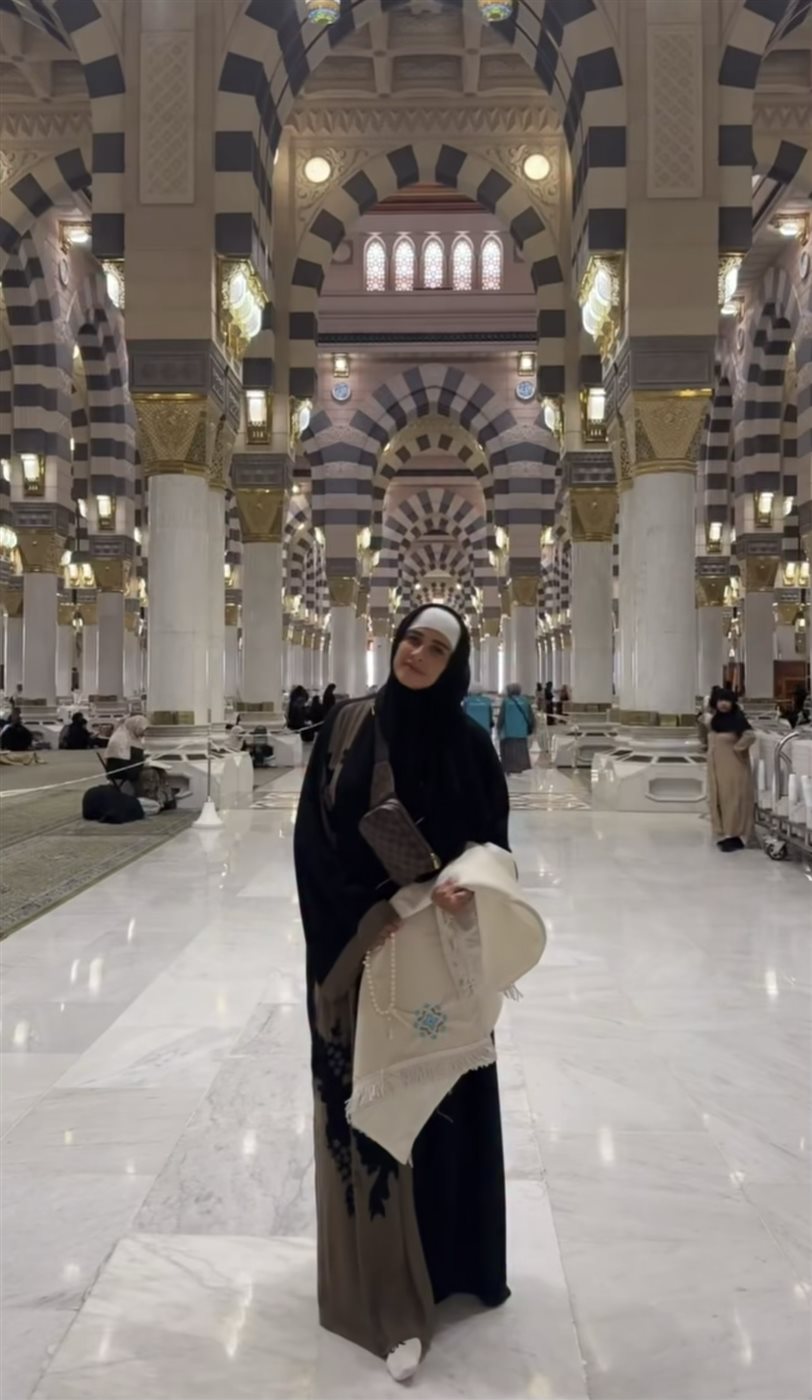 ياسمين عبد العزيز تتصدر التريند بعد ظهورها المؤثر في الحرم المكي